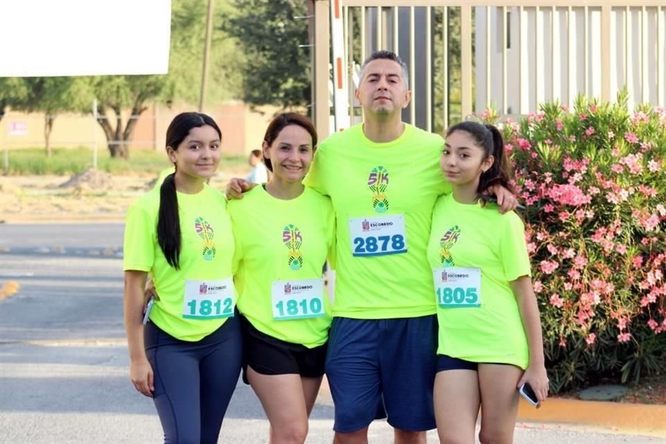 Renata Espronceda, Karina López, Óscar Espronceda y Regina Espronceda