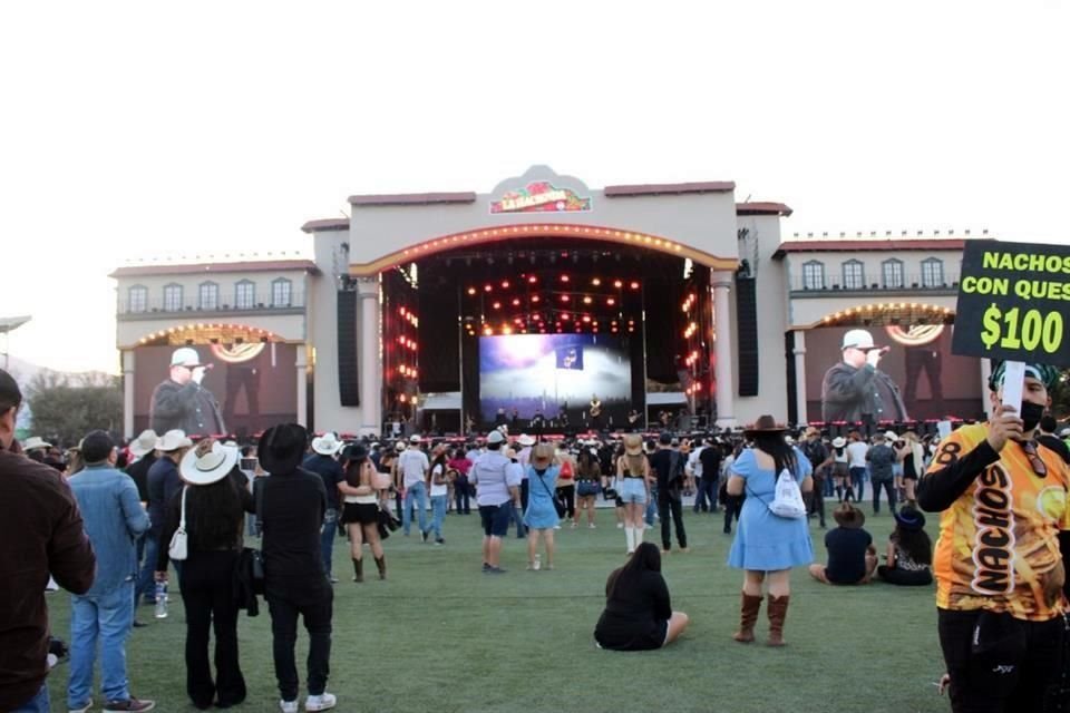 Disfrutan vecinos en el festival ARRE 2025, en Parque Fundidora.