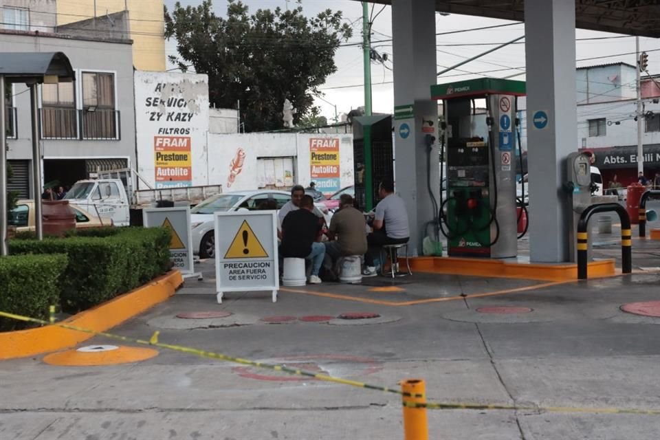 Paro de trabajadores y falta de pago a proveedores de última milla por parte de Pemex están provocando retrasos en suministro a gasolineras.
