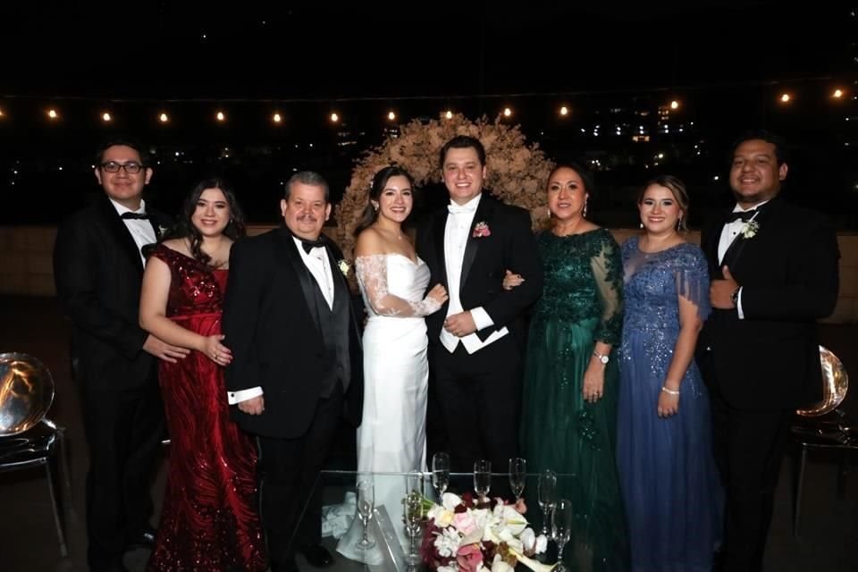 FAMILIA DEL NOVIO Omar Carrillo, Karen Escajadillo, Arturo Escajadillo, LOS NOVIOS, Fina Romero Jéssica Escajadillo y Axel Sánchez