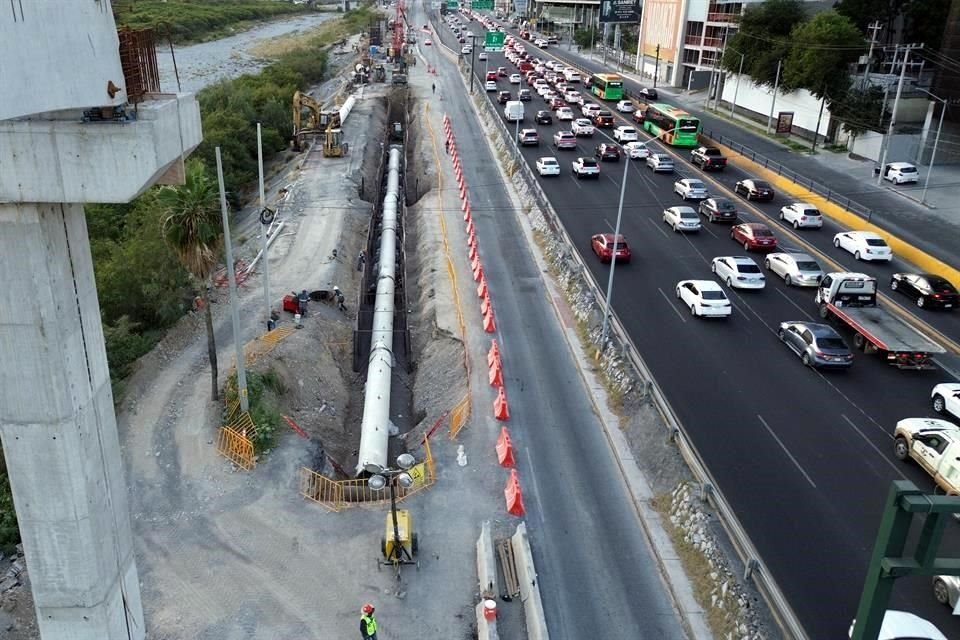 Los trabajos para reubicar el drenaje sanitario se realizan en la Avenida Constitución, a la altura del sector Obispado.