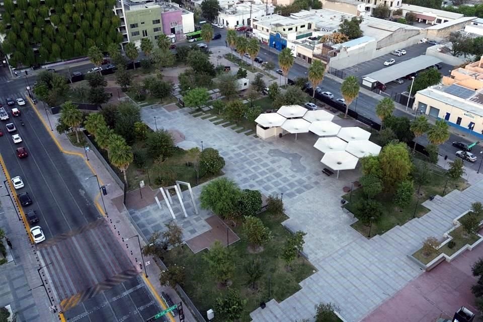 Desde el martes, el Gobierno estatal colocó una cerca en el perímetro de la plaza para comenzar los trabajos que incluirán dos estacionamientos y un drive thru.