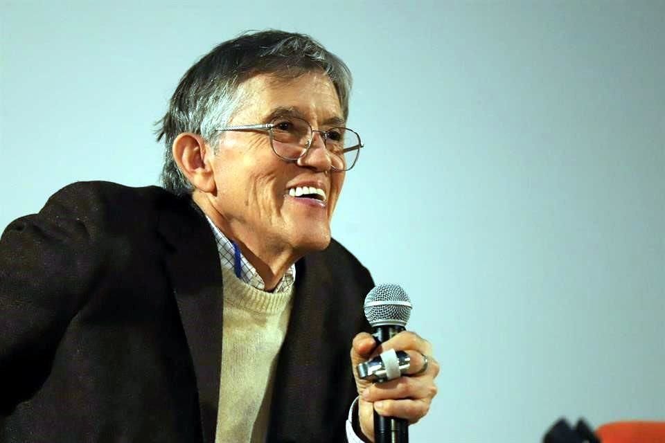 El biólogo Antonio Lazcano presentó en Universum 'El retablo de las maravillas', un libro que compila los ensayos que ha leído o publicado en periódicos, libros y catálogos de exposiciones.