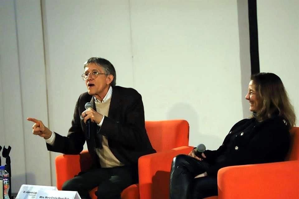 Durante la presentación, Lazcano adelantó que se tomará tiempo para rehacer su libro 'El origen de la vida'.