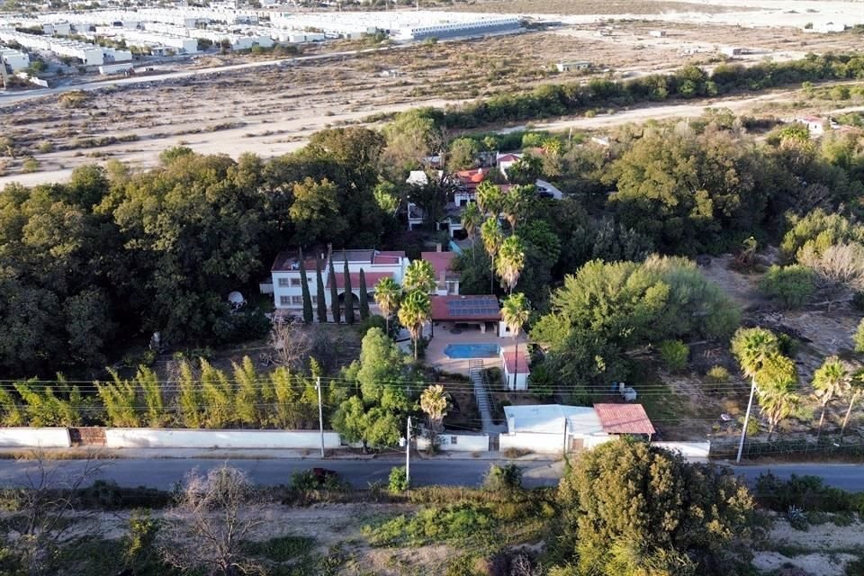  LA CASA DE LA DISCORDIA.-  En García está la finca cuya posesión ha enfrentado al ex Gobernador y su ex esposa. La propiedad es de 8 mil metros cuadrados, según reportó Bronco en su declaración patrimonial en el 2015.