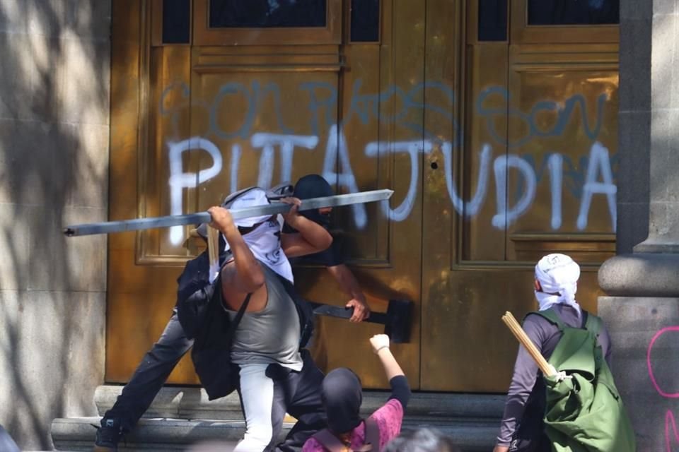 Participantes en la denominada marcha de la generación Z vandalizaron la fachada de la Suprema corte de Justicia de la nación