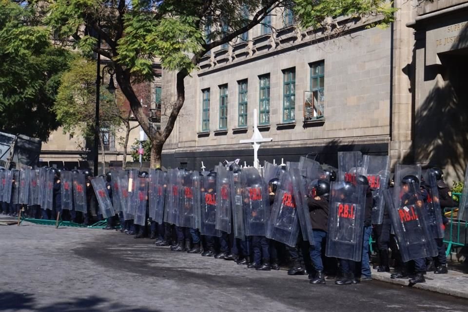 Policías resguardan la Suprema Corte durante la marcha de la Generación Z.