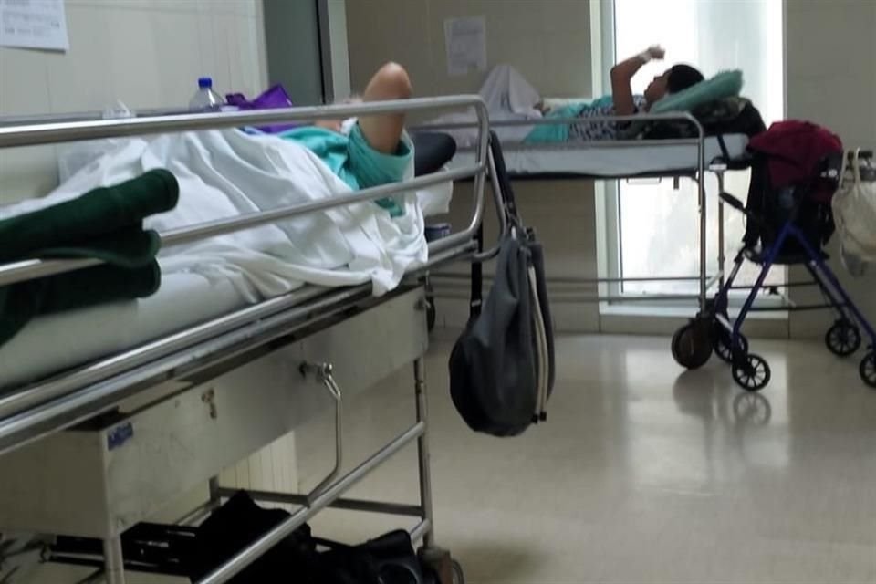 El área de urgencias de la Clínica 67 evidencia la saturación que padece ese hospital del IMSS.