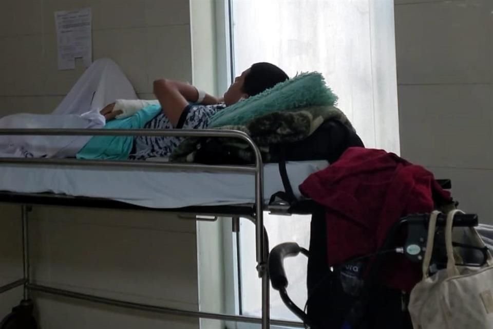 El área de urgencias de la Clínica 67 evidencia la saturación que padece ese hospital del IMSS.