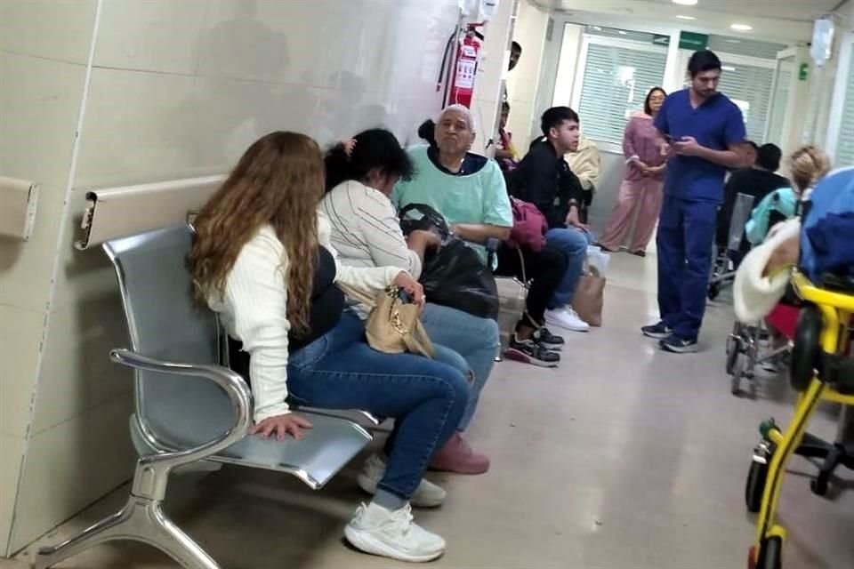 El área de urgencias de la Clínica 67 evidencia la saturación que padece ese hospital del IMSS.