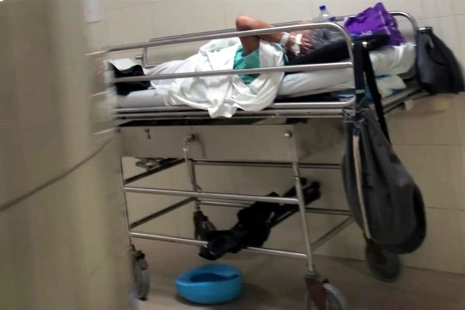 El área de urgencias de la Clínica 67 evidencia la saturación que padece ese hospital del IMSS.