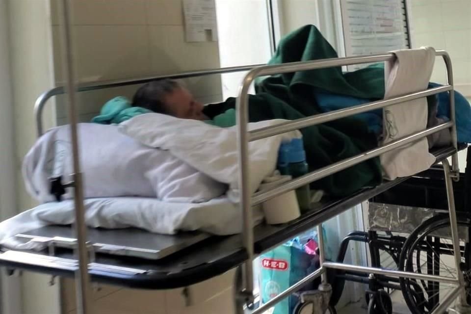 El área de urgencias de la Clínica 67 evidencia la saturación que padece ese hospital del IMSS.