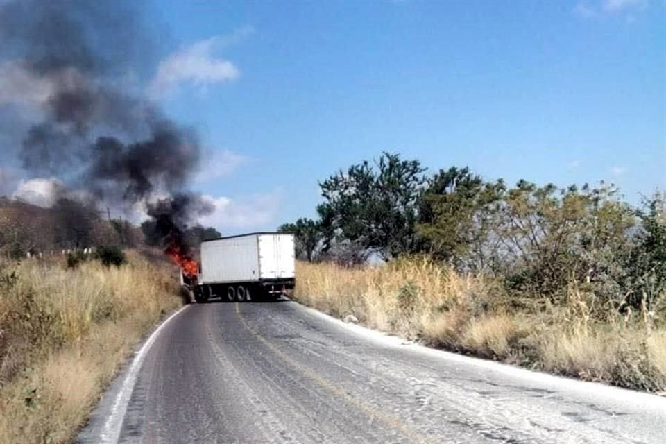 Según medios locales, los cierres carreteros derivaron de un operativo para detener a un líder criminal que dejó dos muertos.  