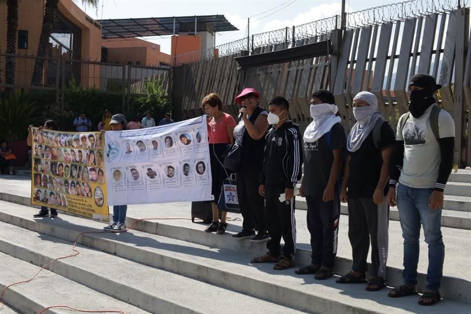 Familiares de desaparecidos protestaron en Chilpancingo para exigir a la CEAV el pago de apoyos económicos atrasado hace 5 meses.