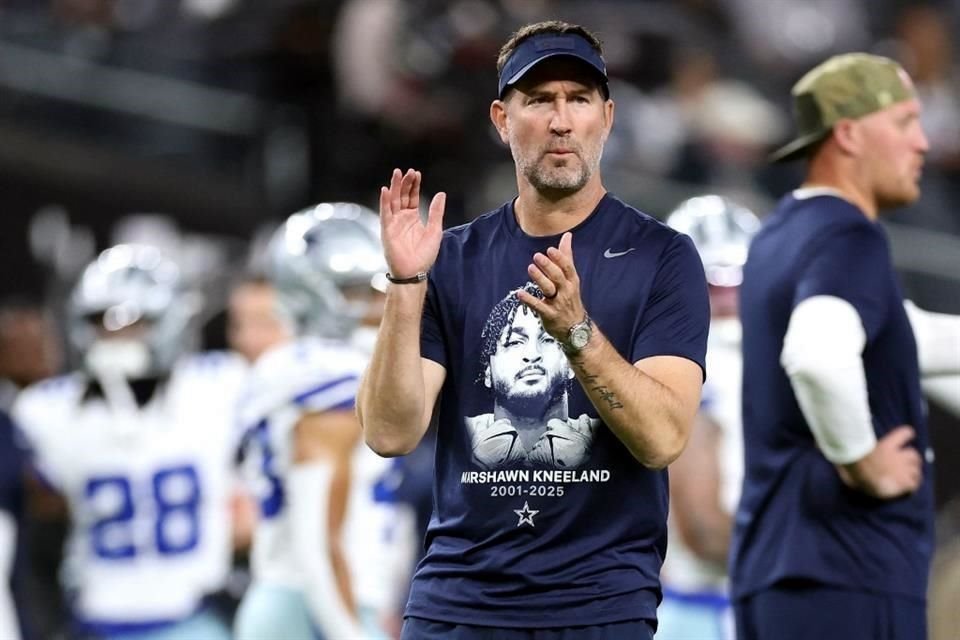 El head coach Brian Schottenheimer lució esta playera durante el partido.