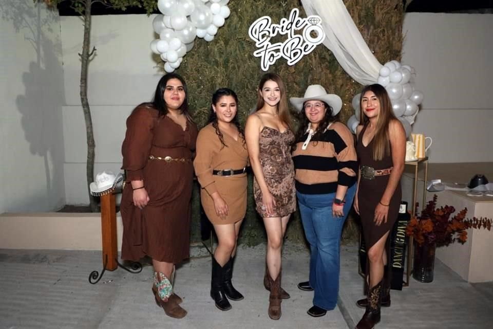 Isabel Huerta, Carmen Huerta, Arely Rubio, Fátima Báez y Lili Huerta