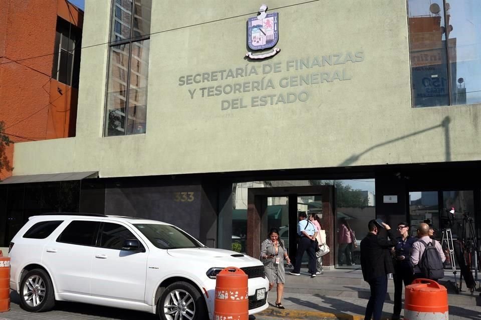 La reunión será hoy a las 14:00 horas en Tesorería.