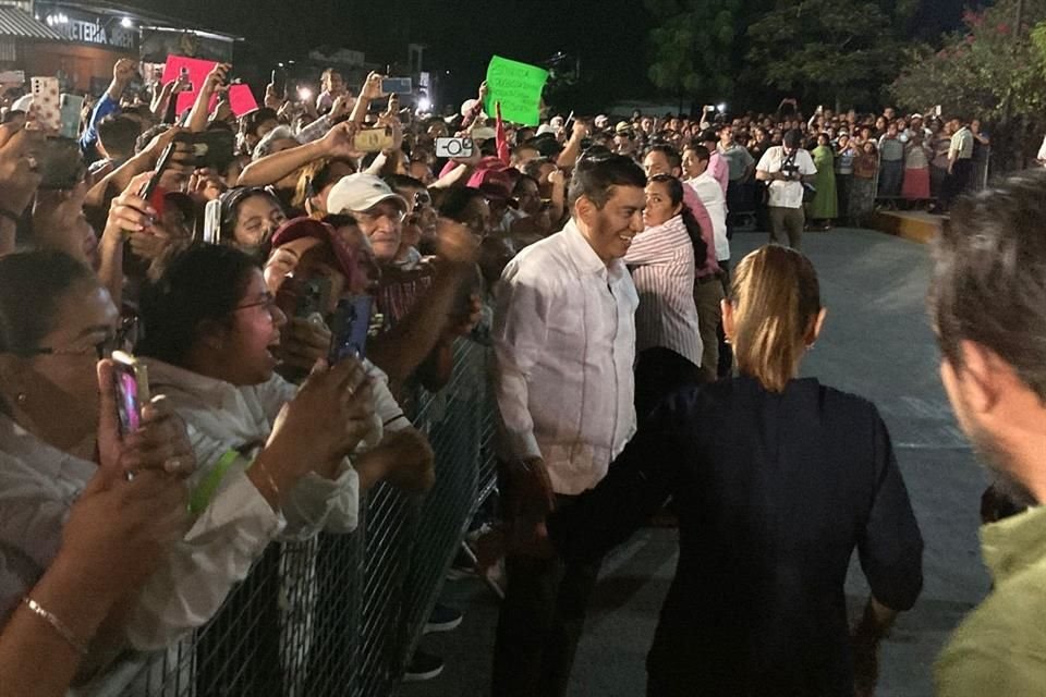 La Presidenta Sheinbaum enfrentó rechiflas y gritos de un grupo durante inauguración de estación  del Tren Interoceánico en Juchitán.