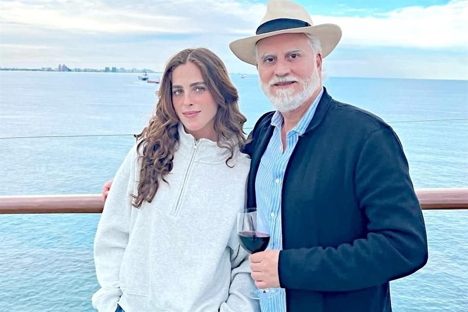 El papá de Fátima acumula casi 28 años de actividad en Petróleos Mexicanos y ha ocupado diversos cargos estratégicos en áreas operativas, sociales y de enlace institucional.