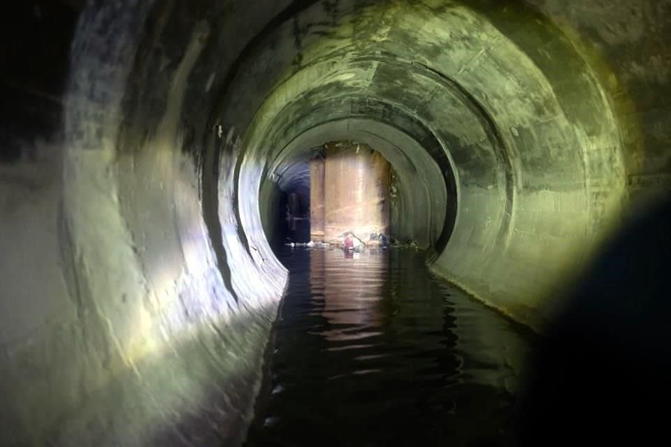Las columnas de la Línea 4 que se  construye en la Av. Constitución invaden el pluvial.