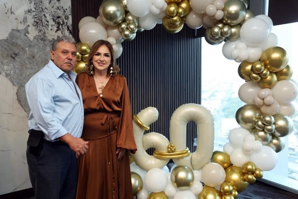 Reynaldo González y Mayra Salinas de González