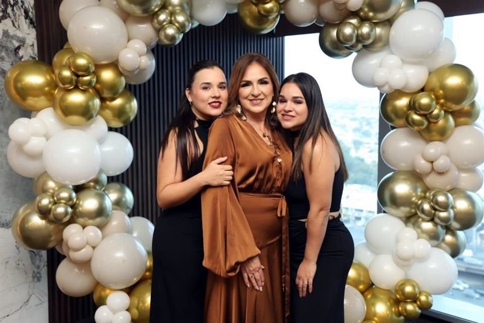 Alexandra González, Mayra Salinas de González e Itzel González