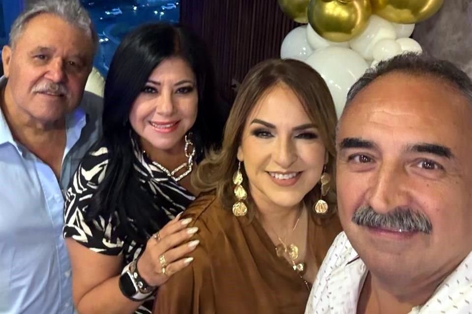 Reynaldo González Salazar, Diana De Salinas, Mayra Salinas ( La festejada) y Leopoldo Salinas, hermano