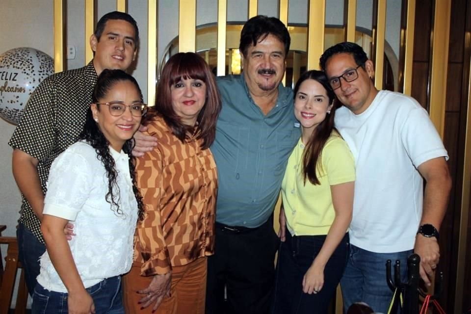 Eduardo Santos, Denisse Veytia, Laura Salazar de Santos, Lalo Santos, Alma de Santos y Marcelo Santos