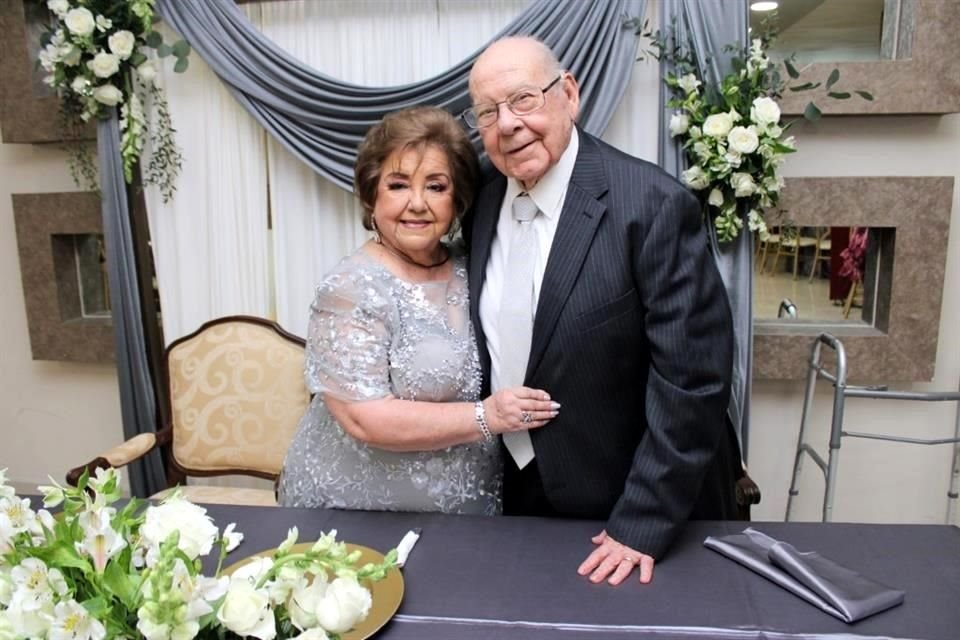 Aracely Villarreal de Dávila y Refugio Dávila Burnes