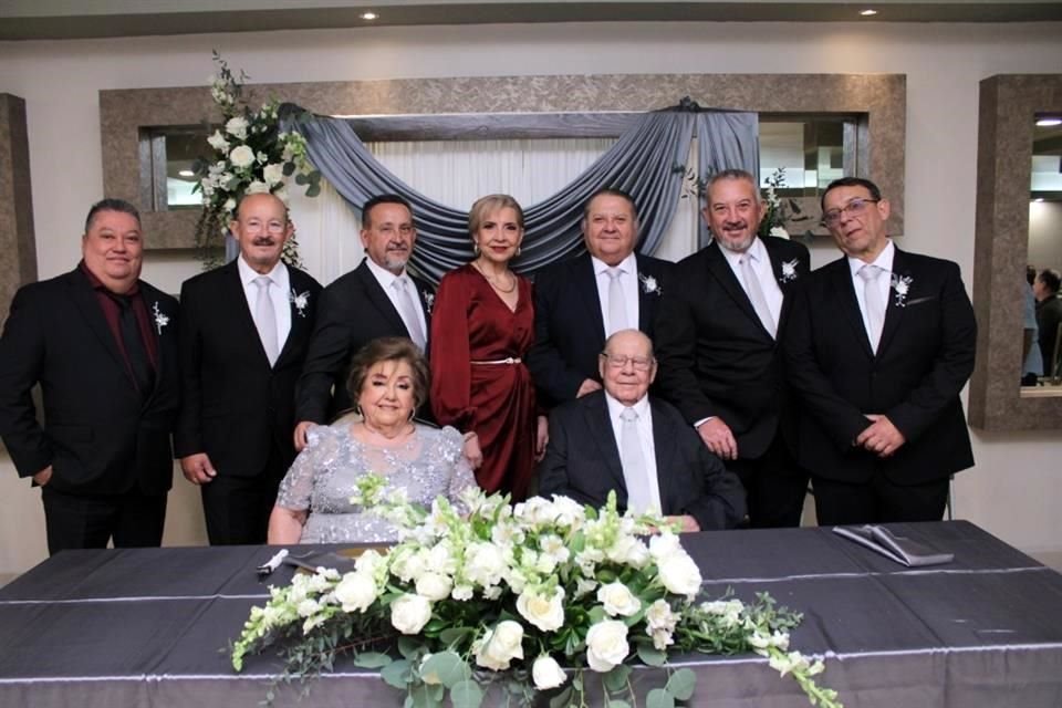 Aracely Villarreal de Dávila y Refugio Dávila Burnes celebran sus bodas platino por 65 años de matrimonio.