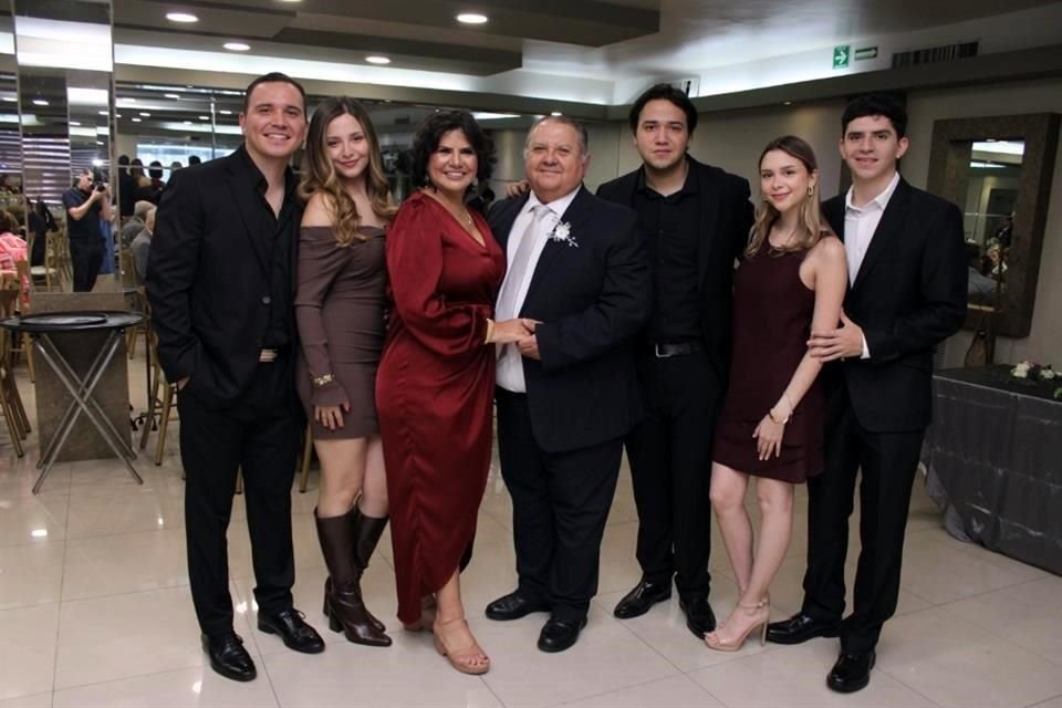 Mario Dávila Jr., Frida Treviño, Paty Antúnez de Dávila, Mario Dávila, Patricio Dávila, Cristina Novillo y Max Dávila
