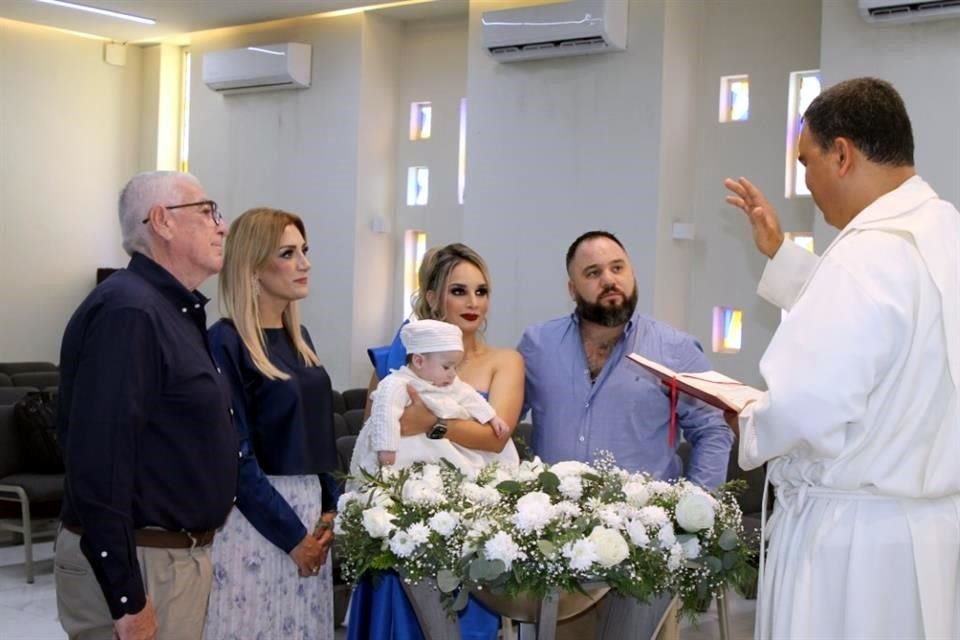 El Padre Ricardo López se encargó de bautizar a Marcelo.