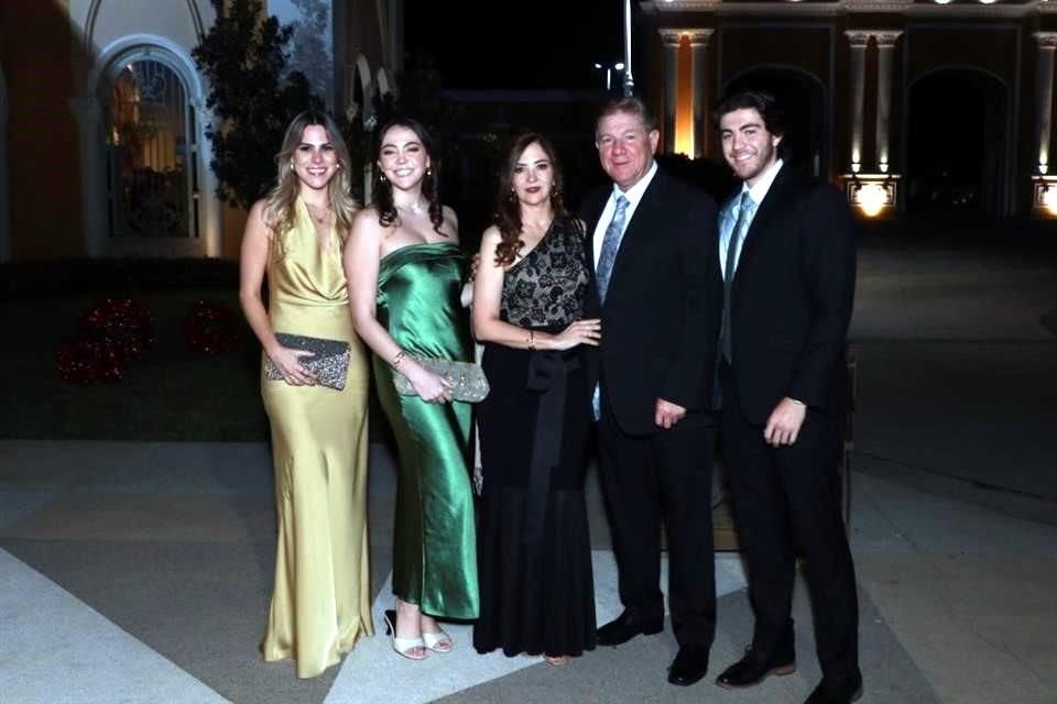 Ana Karen Leal, Mariana Leal, Claudia Herrera de Leal, Tomás Leal y Alejandro Leal