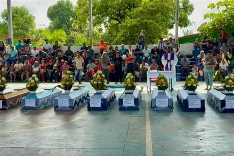 Los ataúdes con los policías emboscados fueron colocados en la cancha municipal para un homenaje y misa.