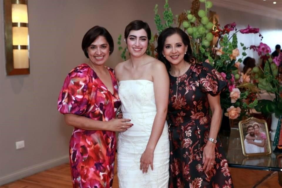 Gabriela García de Cabada, María José Cabada García y Lilia Medina de González