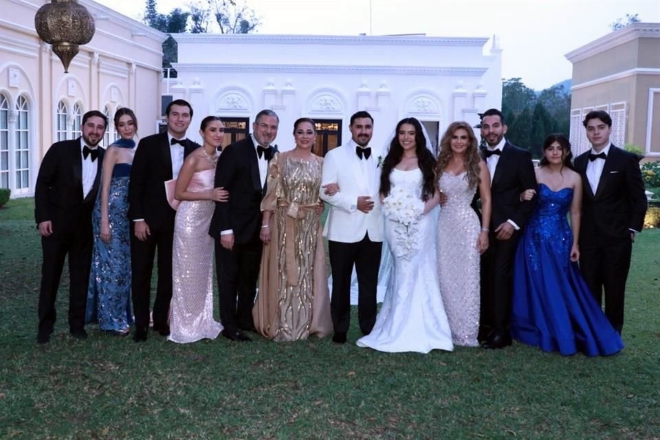 Alexa Valeria Rodríguez Donías y Maximiano Carbajal Pedraza con sus familias