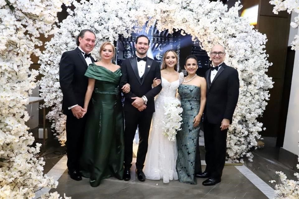 Rodolfo López Aguirre, Paty Armendáriz de López, Mauricio López, Verónica de la Peña, Alba González de de la Peña y Harry de la Peña