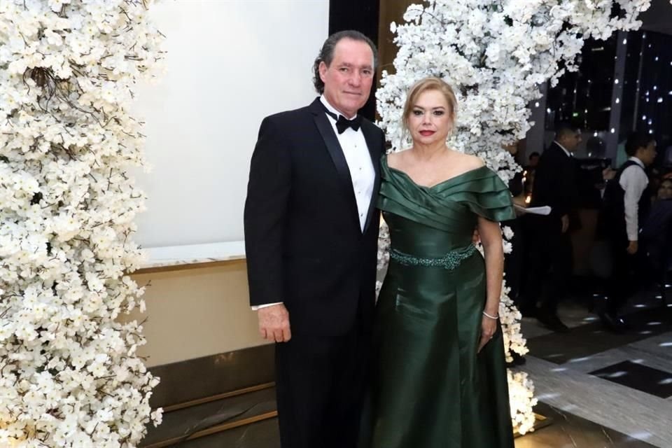 Rodolfo López Aguirre y Paty Armendáriz de López