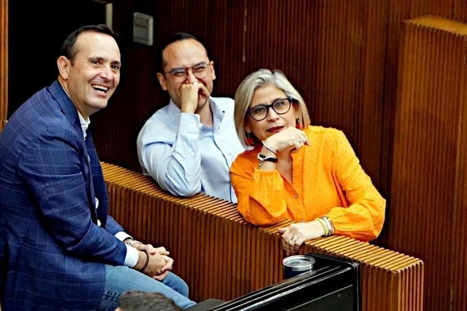Los coordinadores de las fracciones del PAN, Carlos de la Fuente (izq.) y Sandra Pámanes, de MC, durante la sesión de ayer del Congreso local.