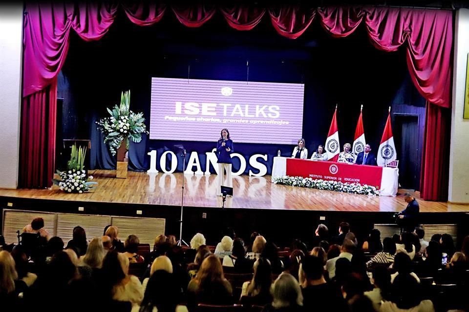 Aline Vargas de Murillo presentó su libro 'Árbol Soy, Poética de la Resistencia'.