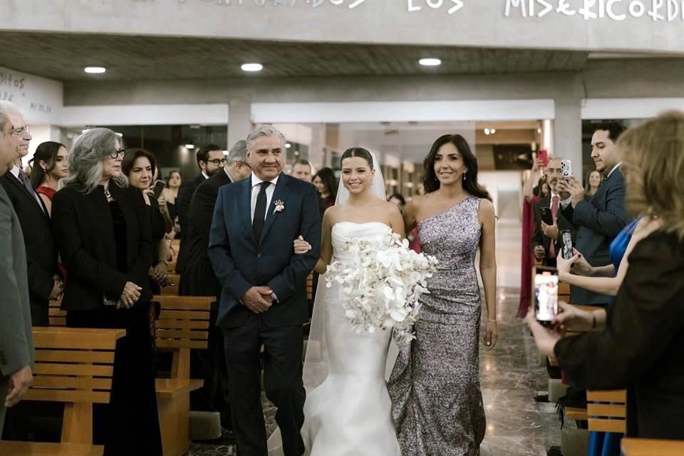 LA NOVIA CON SUS PAPÁS. Wenceslao Gómez Treviño y Karina Garza de Gómez