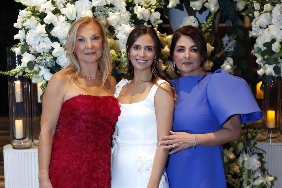 LA NOVIA ACOMPAÑADA DE SU SUEGRA Y SU MAMÁ. Rosa María Arredondo García y María Magdalena Garza Sepúlveda