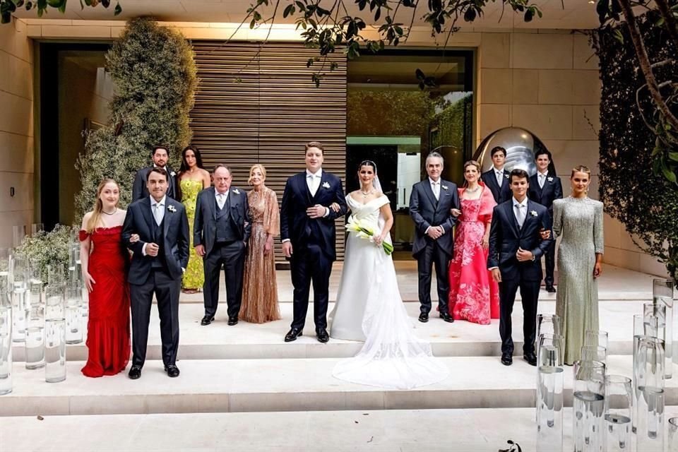 Los novios con sus familias.