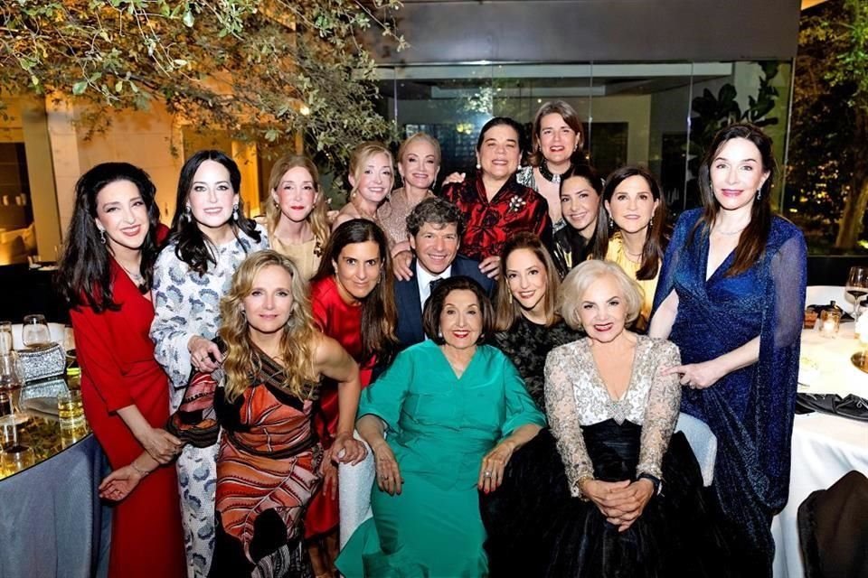 Bárbara Herrera de Garza, mamá del novio, con familiares y amistades.