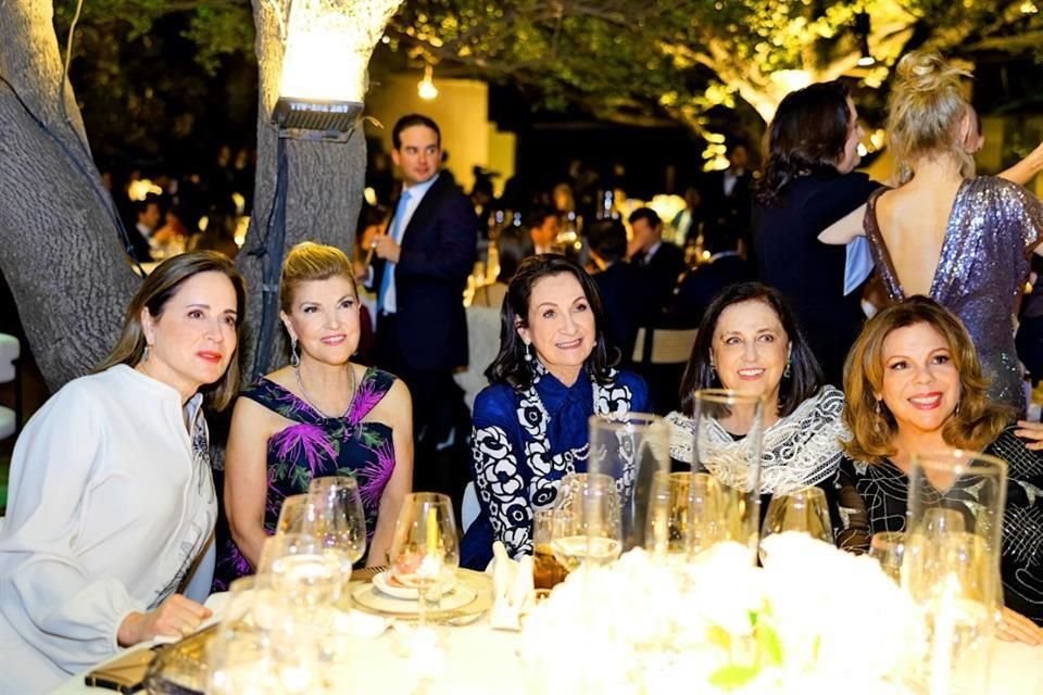 Eva Garza de Fernández, Pilar Barrera de Zambrano, Susana García Madero de Coppel y Adriana Alanís de Zambrano