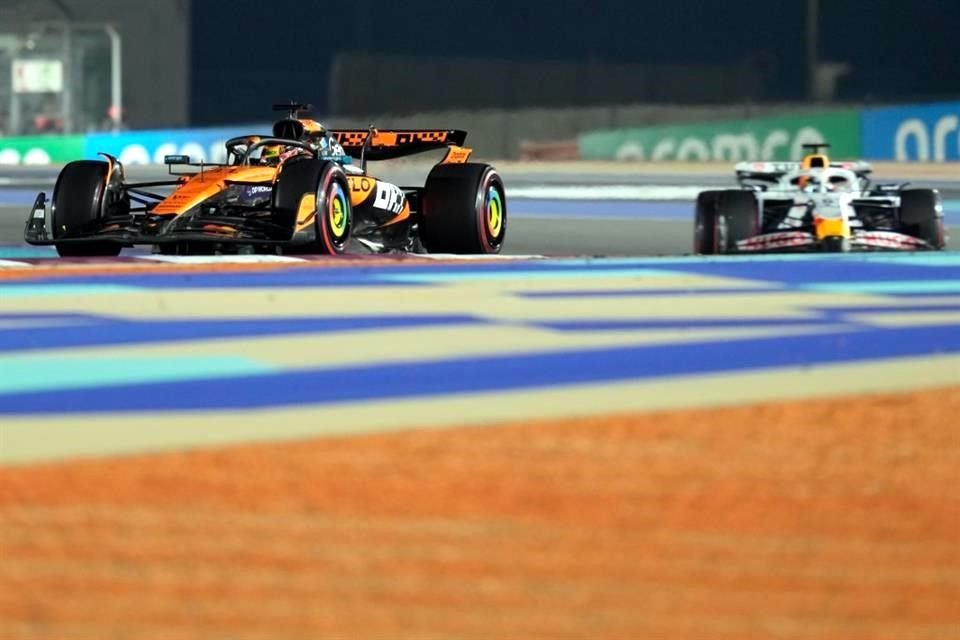 Piastri pelea el título.