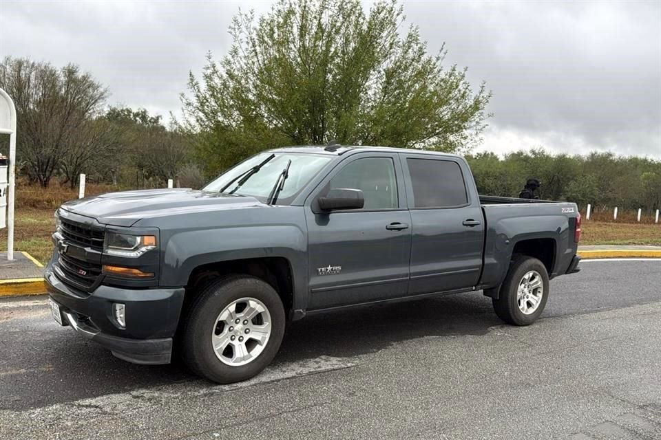 La camioneta de la víctima quedó sobre la Autopista.