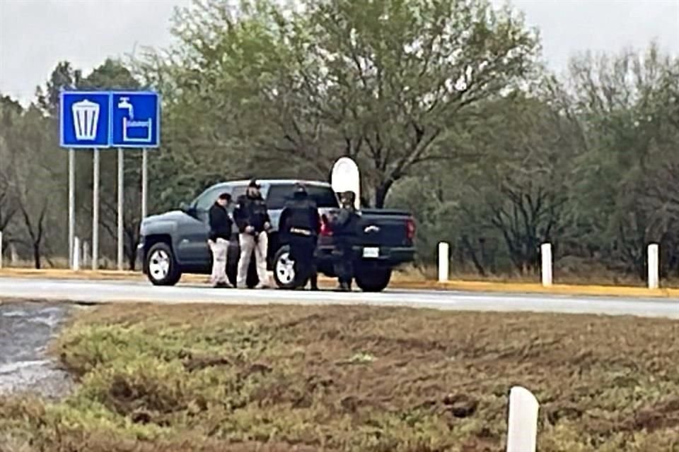 La camioneta de la víctima quedó sobre la Autopista.