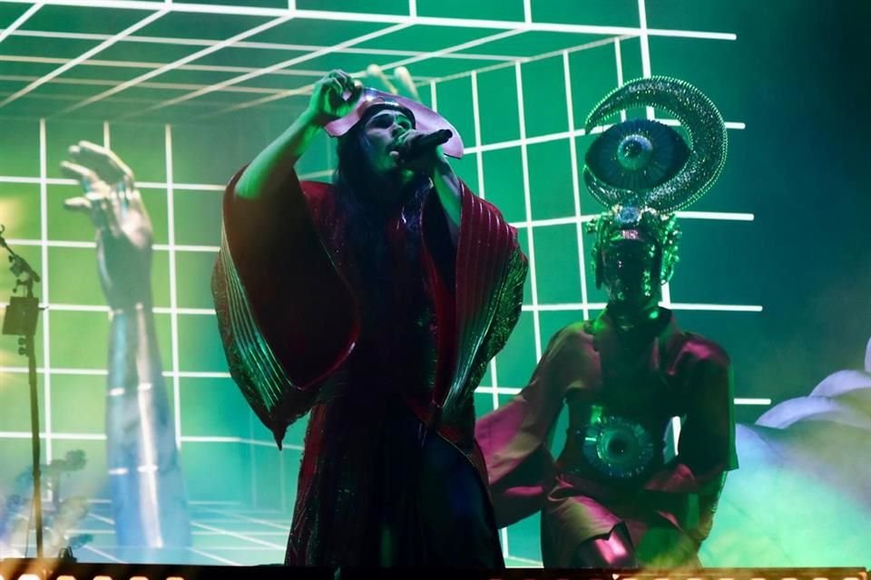 Empire of the Sun cerró SimiFest 2025 con luces, sintetizadores y una puesta en escena que combinó fantasía digital y nostalgia.