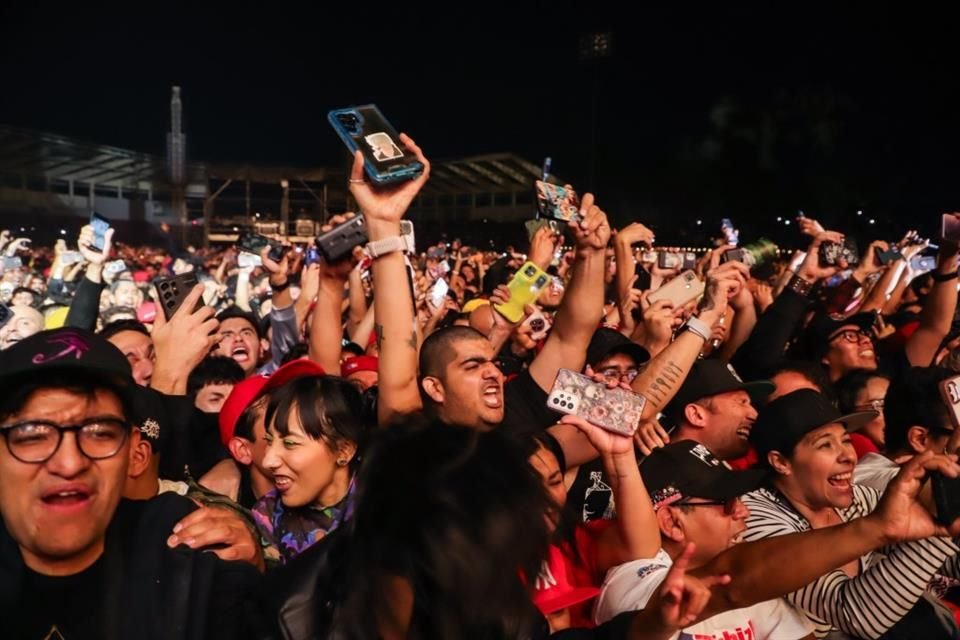 El público disfrutó toda una tarde y noche de explosivo rock.
